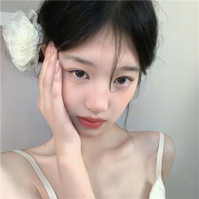 蓝色嘴巴的脸